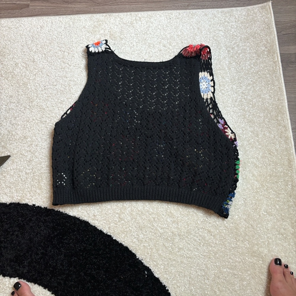 Colorful cropped Crochet Patterned Top - Picture 3 of 3